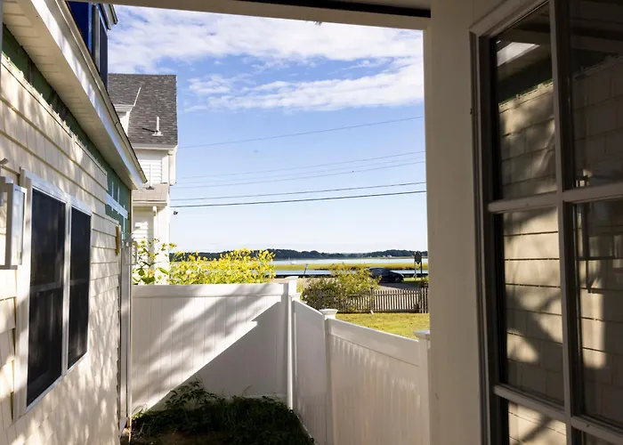 Spacious Beachside 4Br, Pine Point Getaway